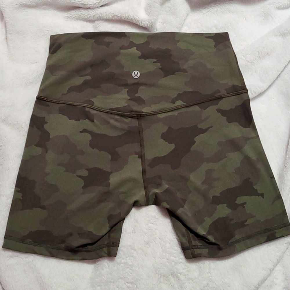LULULEMON ALIGN CAMO 6” size 8